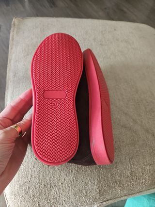 Zapatos niño ante marrón suela roja