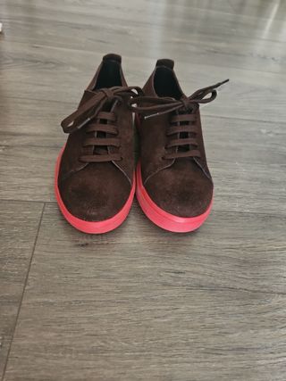 Zapatos niño ante marrón suela roja