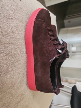 Zapatos niño ante marrón suela roja