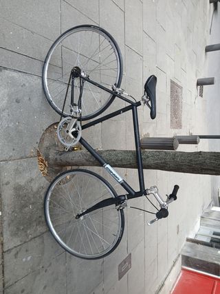 Bicicleta de carretera negra