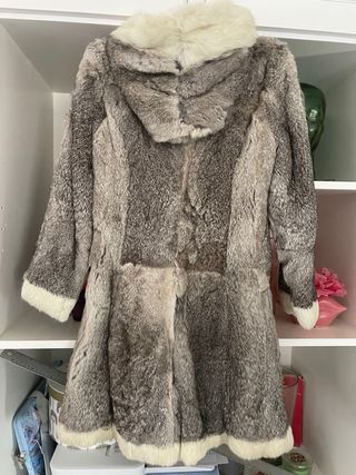 Abrigo de piel con capucha