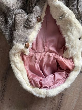 Abrigo de piel con capucha