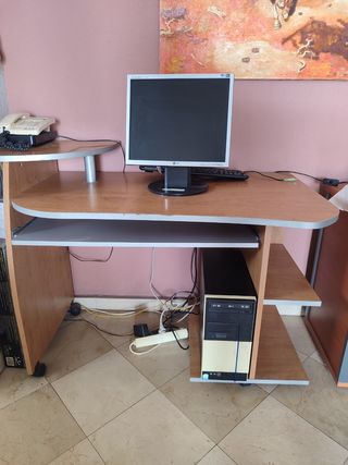 Escritorio ordenador beige y marrón
