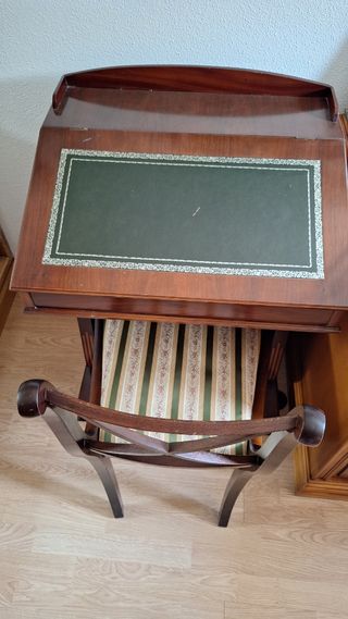 Escritorio y silla de madera
