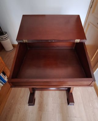 Escritorio y silla de madera