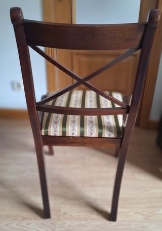 Escritorio y silla de madera