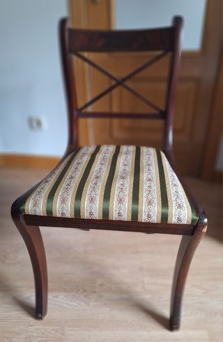 Escritorio y silla de madera