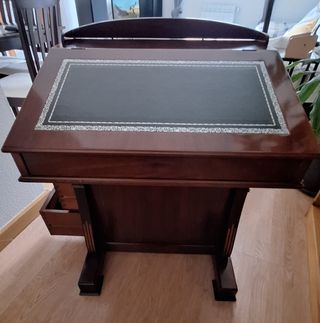 Escritorio y silla de madera