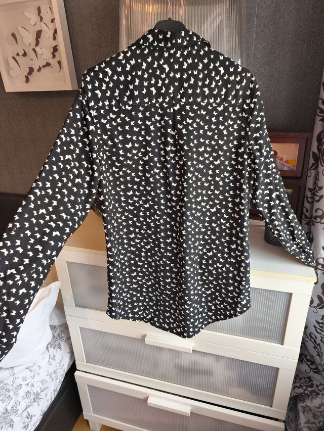 Camisa Negra con Estampado Blanco