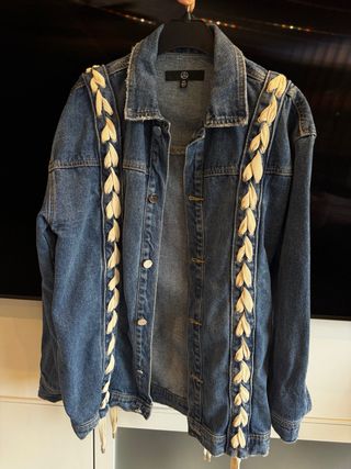 Chaqueta tejana con trenzado blanco