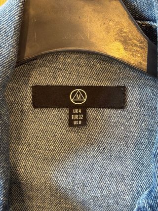 Chaqueta tejana con trenzado blanco
