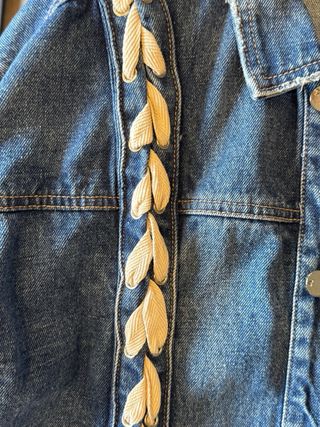 Chaqueta tejana con trenzado blanco