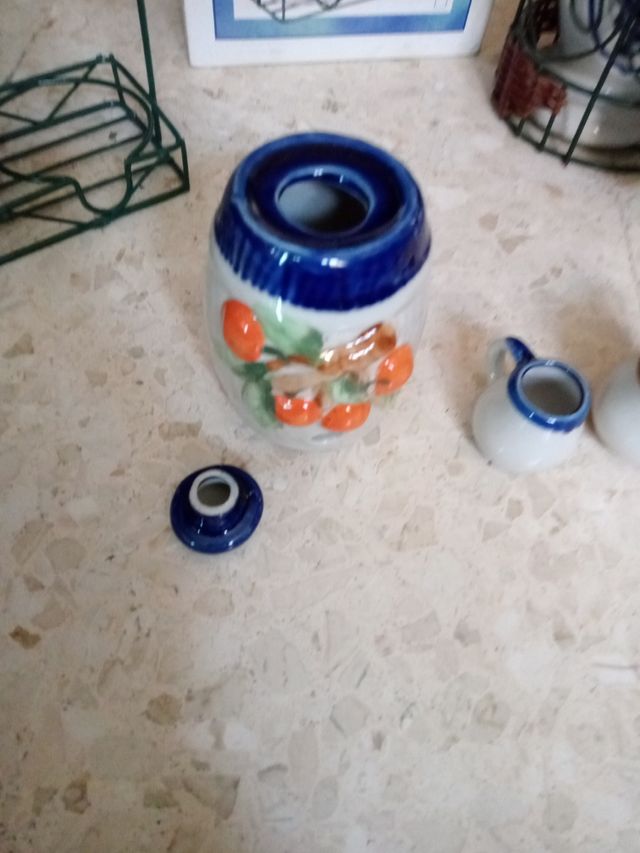 Lote cerámica: salero, pimentero y 2 tinajas
