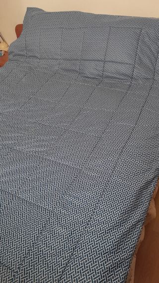 Edredón azul y blanco