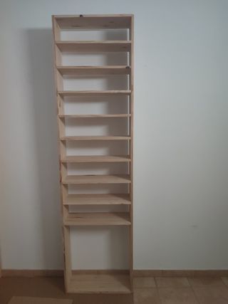 Estantería de madera alta