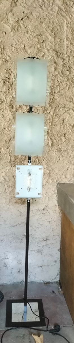 Lámpara de pie moderna(le falta un cristal)