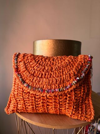 Bolso naranja tejido con abalorios