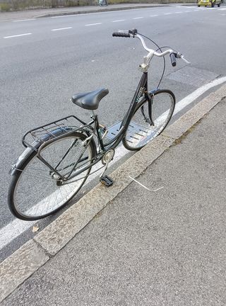 Bicicletta da città nera
