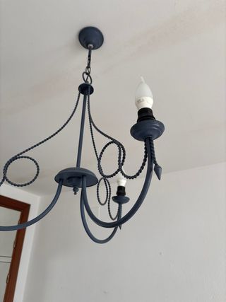 Lámpara de techo azul y blanca