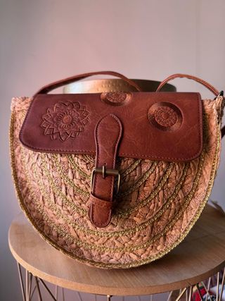 Bolso de rafia y piel con detalles dorados