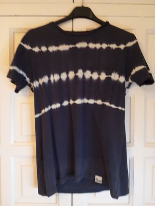 Camiseta Nakutavake azul con rayas blancas