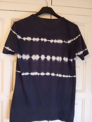 Camiseta Nakutavake azul con rayas blancas