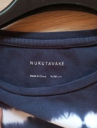 Camiseta Nakutavake azul con rayas blancas