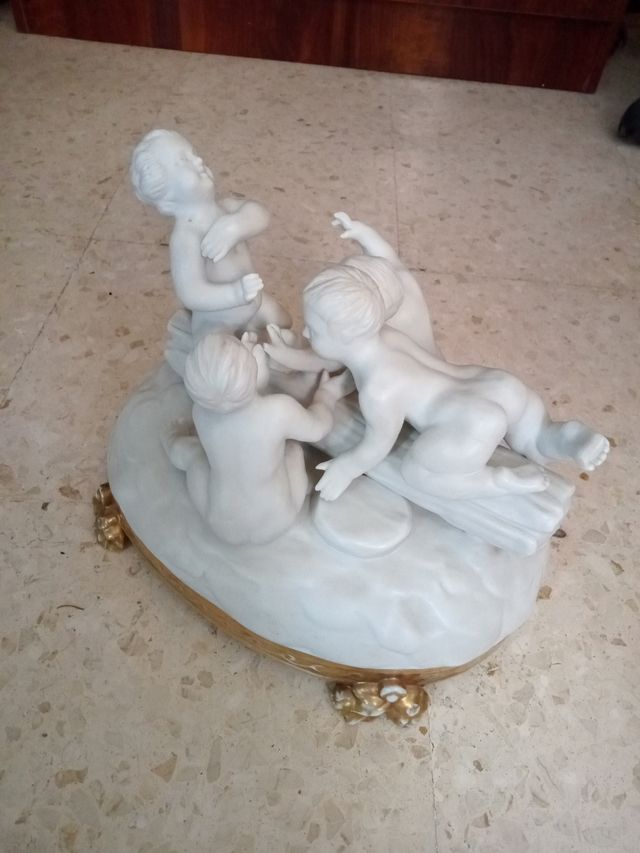 Figura de marmolina con niños