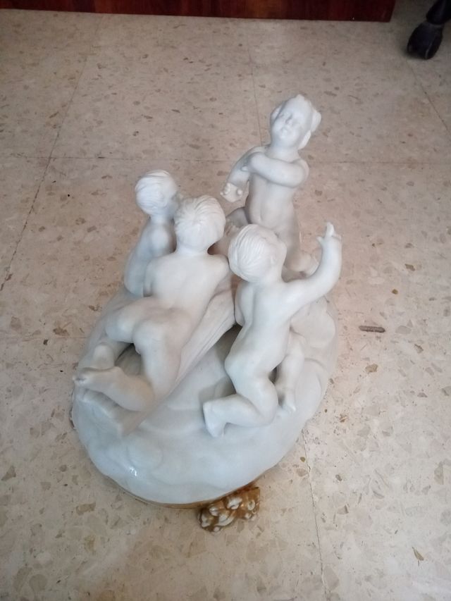 Figura de marmolina con niños