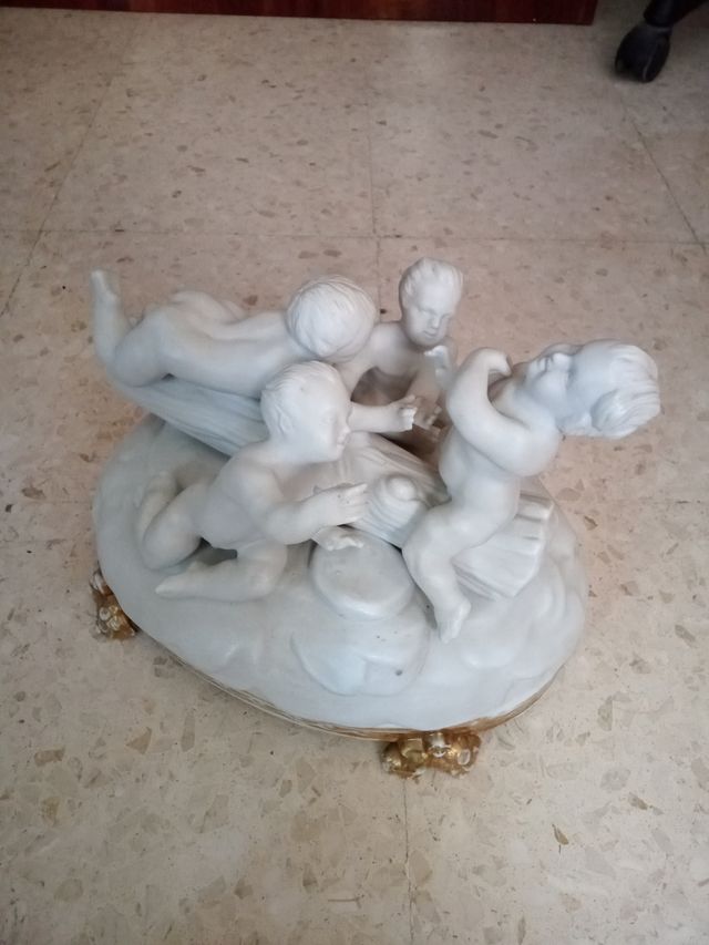 Figura de marmolina con niños