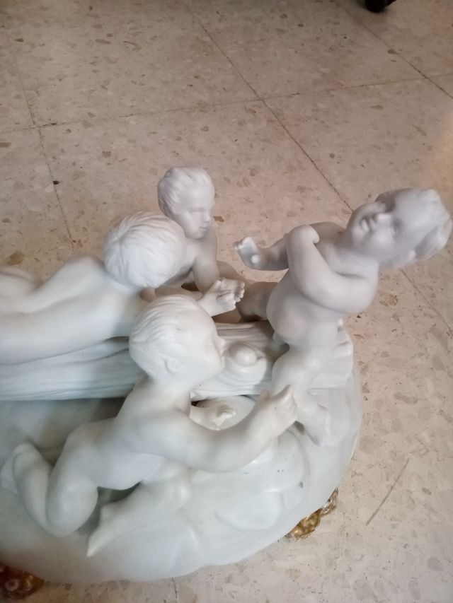 Figura de marmolina con niños