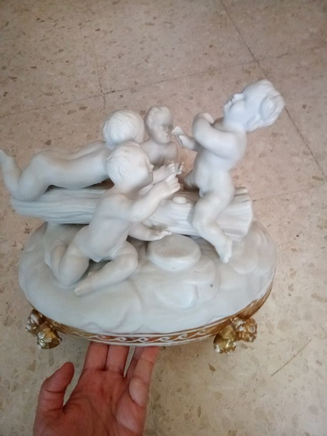 Figura de marmolina con niños