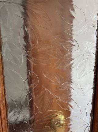 Puerta de madera con cristal relieve 