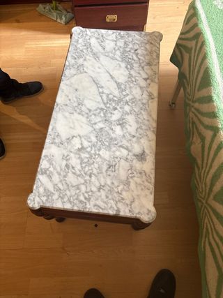 Mesa de mármol con patas de madera