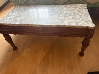 Mesa de mármol con patas de madera