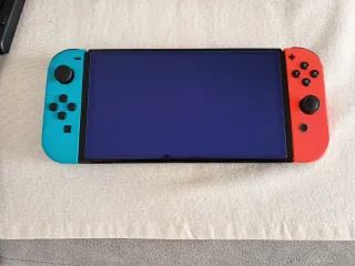 Nintendo Switch OLED con giochi e accessori