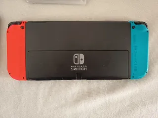 Nintendo Switch OLED con giochi e accessori