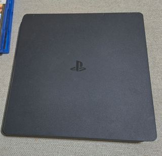PS4 1TB Negra y base de carga