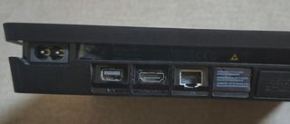 PS4 1TB Negra y base de carga