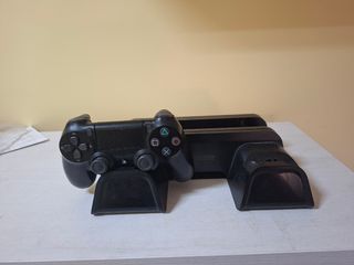 PS4 1TB Negra y base de carga