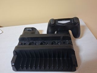 PS4 1TB Negra y base de carga