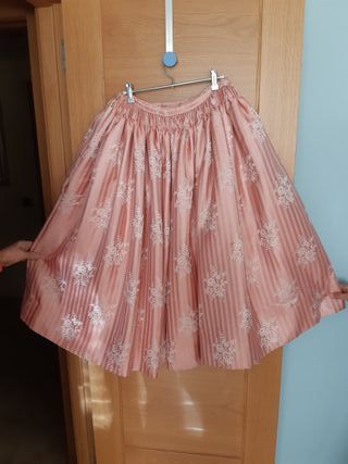 Traje completo y blusa negra de alicantina
