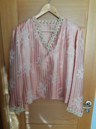 Traje completo y blusa negra de alicantina
