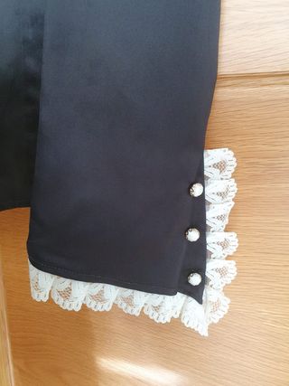 Traje completo y blusa negra de alicantina