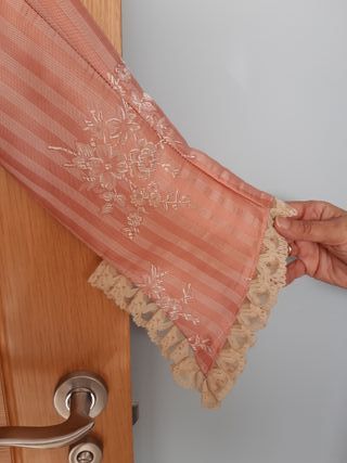 Traje completo y blusa negra de alicantina