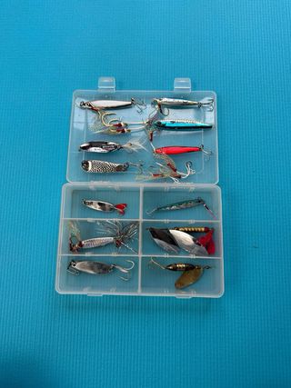 12 señuelos de pesca (10-35gr) con caja 
Lote 10