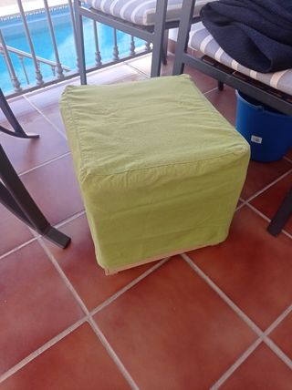 Puff verde de madera y tela