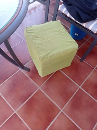 Puff verde de madera y tela