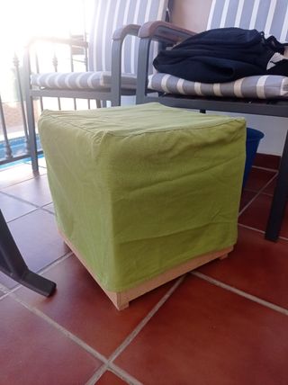 Puff verde de madera y tela