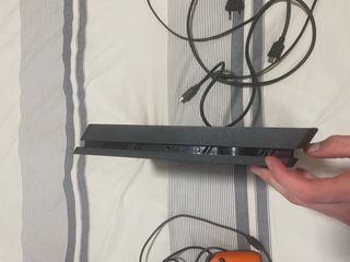 Consola PS4 1 Tb Slim Negra + Mando Naranja+cales